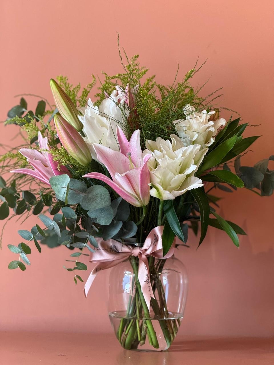 Arranjo em Vaso — Lírios e Folhagens — Poeme Flores, floricultura em Jundiaí