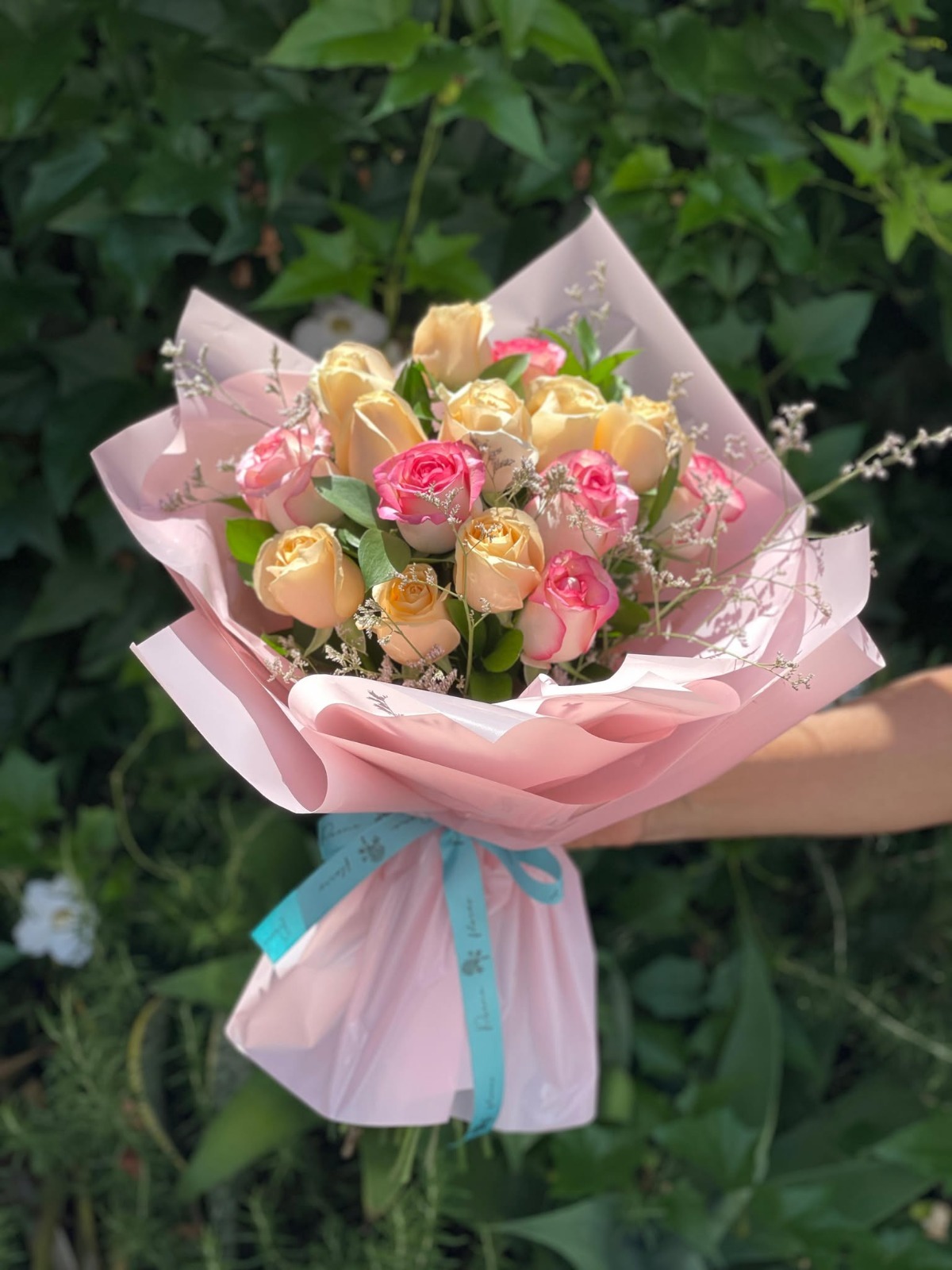 Buquê 15 Rosas Mistas — Poeme Flores, floricultura em Jundiaí