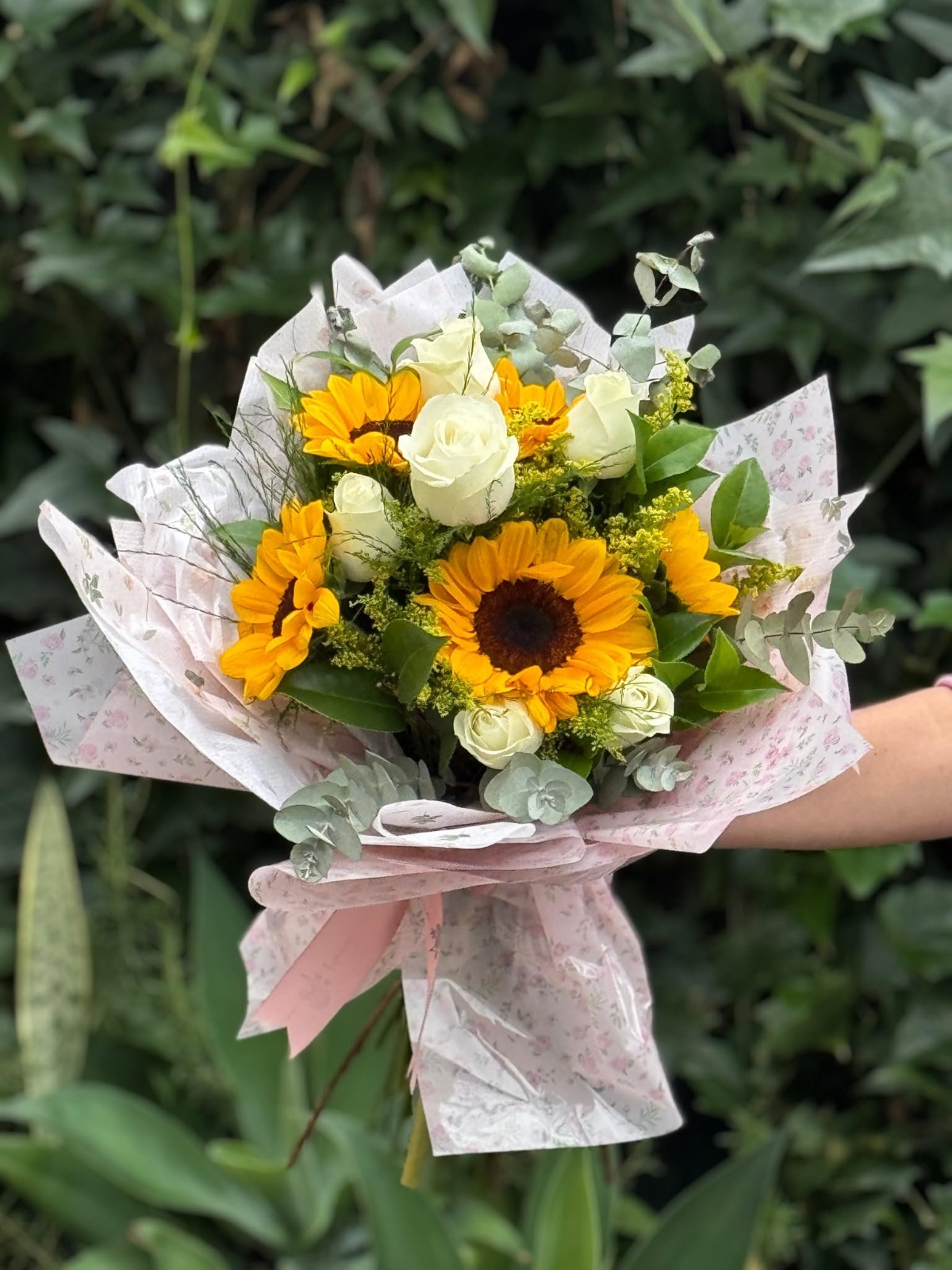 Girassóis com Rosas Brancas — Poeme Flores, floricultura em Jundiaí