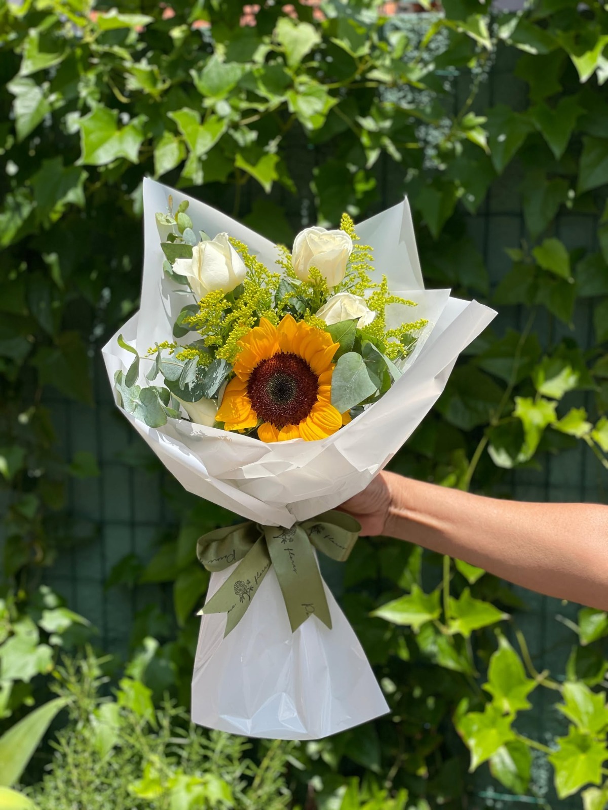 Girassol e Rosas Brancas | Poeme — Poeme Flores, floricultura em Jundiaí